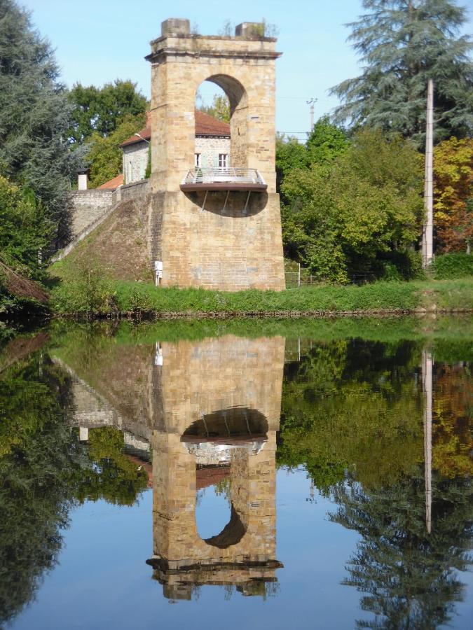 Отель Le Pont De Livinhac Деказвиль Экстерьер фото